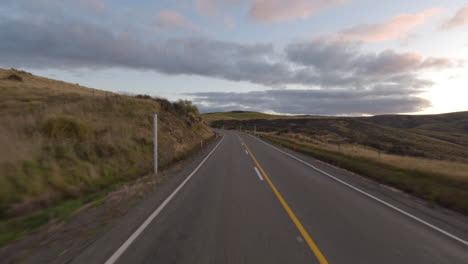 Fahrerperspektive-Beim-Fahren-über-Die-Landstraße-In-South-Otago,-Neuseeland