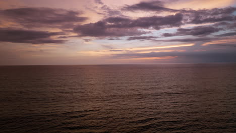 Dramatischer-Sonnenuntergangshimmel-über-Dem-Bali-Meer-In-Canggu,-Bali,-Indonesien