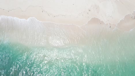 Luftaufnahme-Von-Oben-Nach-Unten-Auf-Kristallklares-Meerwasser-Und-Weißen-Sandstrand