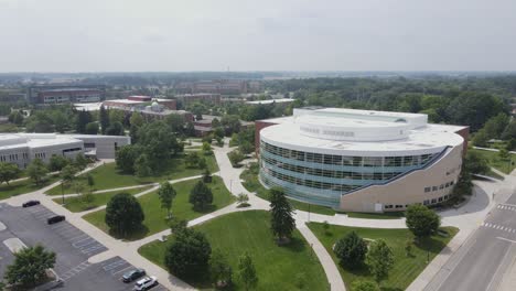 Biblioteca-Del-Parque-Charles-V-De-La-Universidad-Central-De-Michigan,-Monte