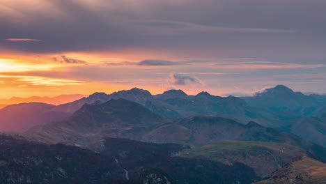 Bunte-Zeitrafferansichten-Des-Sonnenuntergangs-Im-Pyrenäen-Gebirgstal-Und-In-Gipfeln-Wie-Orhi-An-Der-Grenze-Zu-Spanien-Und-Frankreich,-Nahaufnahme-Einer-Detailaufnahme
