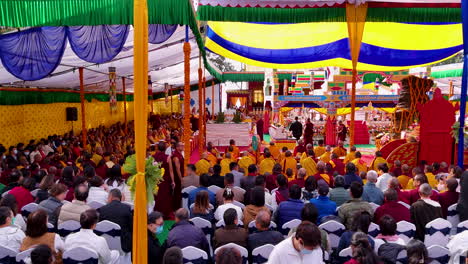 Versammlung-Im-Buddhistischen-Kloster-Von-Nepal,-Heilige-Zeremoniengebete-Religiöser-Menschen,-Drohnenschuss,-Frieden-4k