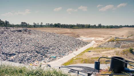 Statischer-Panoramablick-Auf-Eine-Mülldeponie-Mit-Vögeln-Auf-Der-Suche-Nach-Nahrung