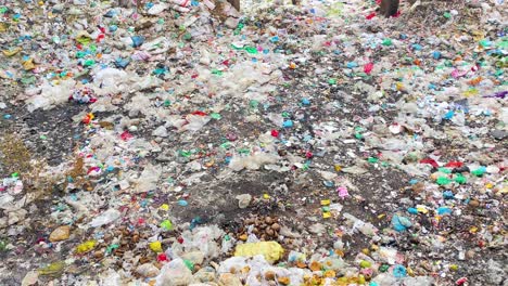 Verschmutzter-Fluss-Mit-Plastik-In-Der-Stadt-Dhaka,-Bangladesch