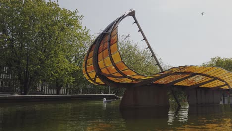 Weitwinkelaufnahme-Von-Möwen-An-Der-Leaf-Boat-Statue-In-Wales