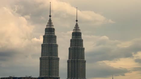 Primer-Plano-Torres-Gemelas-Petronas-Lapso-De-Tiempo-Kuala-Lumpur-Malasia