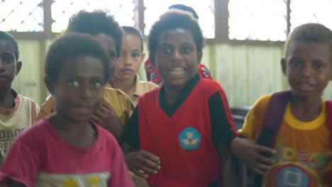 Ambiente-Feliz-En-Clase-Cuando-Termina-La-Clase,-Escuela-En-Papua-Indonesia
