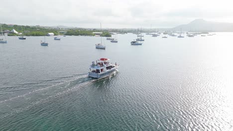 Rückansicht-Der-Umlaufbahn-Um-Ein-Großes-Yachtboot-In-Den-Spanischen-Gewässern-Von-Curaçao-Bei-Sonnenaufgang