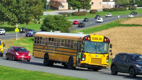 Autobús-Escolar-Amarillo-Pájaro-Azul-En-El-Tráfico-A-La-Salida-De-La-Escuela