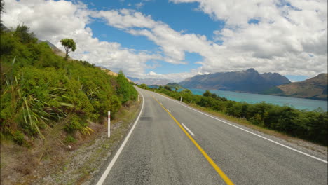Una-Vista-De-La-Carretera-Pavimentada-A-Lo-Largo-De-Glenorchy-En-El-Lago-Wakatipu,-Región-De-La-Isla-Sur-De-Otago,-Nueva-Zelanda