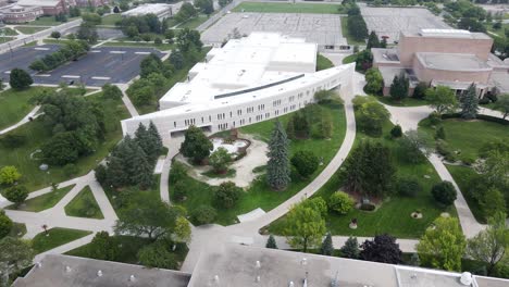 Edificio-De-La-Escuela-De-Música-De-La-Universidad-Central-De-Michigan,-Monte
