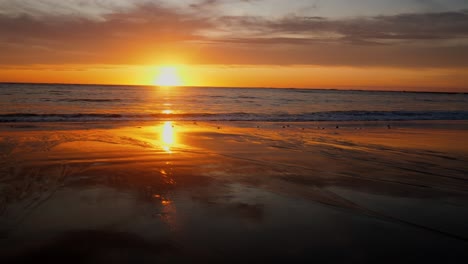 Der-Goldene-Sonnenuntergang-Spiegelt-Sich-In-Einem-Faszinierenden-Schauspiel-Auf-Dem-Sandstrand-Wider