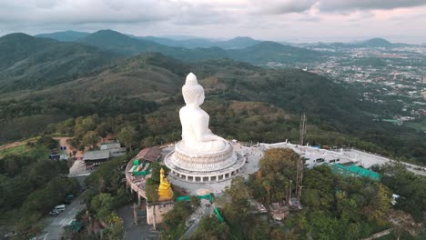 Luftschwenkansicht-Des-Großen-Buddha-Mit-Blick-Auf-Die-Stadt-Phuket,-Beleuchtet-Von-Der-Untergehenden-Sonne