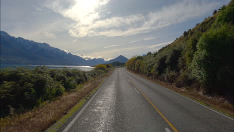 Otago,-Nueva-Zelanda---Viajando-Por-Una-Pintoresca-Carretera-Junto-Al-Lago-Camino-A-Glenorchy---Pov