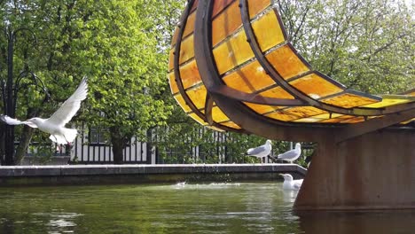 Zeitlupe-Einer-Möwe,-Die-Von-Der-Leaf-Boat-Statue-In-Swansea-Fliegt