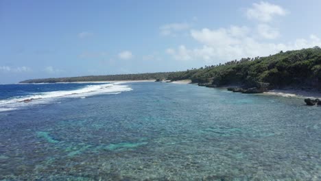 Luftaufnahme-Von-Korallenriffen-Und-Meereswellen-An-Der-Küste-Von-Tonga,-Polynesien