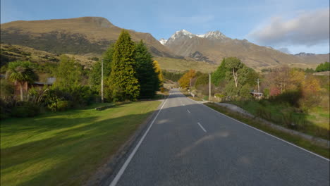 Fahrt-Auf-Der-Malerischen-Straße-Von-Queenstown-Nach-Otago-An-Einem-Sonnigen-Herbsttag-In-Neuseeland