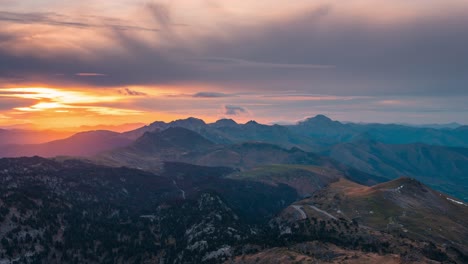 Bunte-Zeitrafferansichten-Des-Sonnenuntergangs-Im-Pyrenäen-Gebirgstal-Und-In-Gipfeln-Wie-Orhi-An-Der-Grenze-Zu-Spanien-Und-Frankreich