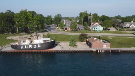 Huron-Light-Ship-Museum,-Am-St.-Clair-River,-Port-Huron,-Michigan,-USA