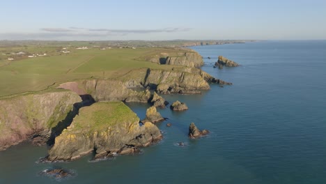 Drohnenflug-über-Meeresstapel-Und-Versteckte-Buchten-An-Der-Küste-Von-Copper-Coast,-Waterford,-Irland