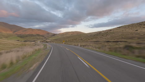 Conduciendo-Por-La-Autopista-A-Lo-Largo-De-Las-Colinas-Y-Campos-Rurales-En-El-Sur-De-Otago,-Nueva-Zelanda