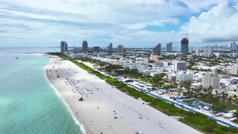 Aerial-drone-footage-of-a-sandy-beach-in-Miami,-USA,-cloudy-day