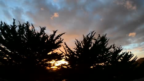 Farbenfroher-Sonnenuntergangshimmel,-Der-Entlang-Des-Pacific-Coast-Highway-In-Monterey-Bay,-Kalifornien,-Fährt