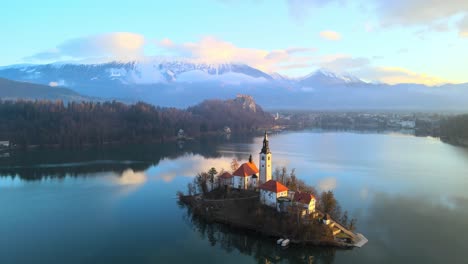 Impresionante-Vídeo-Aéreo-De-Un-Dron-En-4k-Captura-El-Lago-Bled,-Eslovenia,-Al-Amanecer