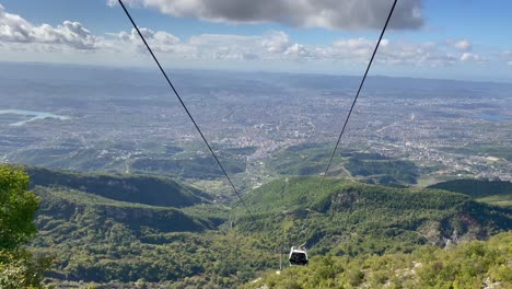 Moving-cable-cars-from-the-Dajti-Ekspres-with-a-view-over-Tirana,-Albania