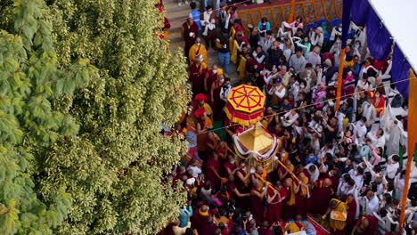 Ceremonia-Ritual-Religiosa-De-Religión-Budista-En-Namobuddha-Dhulikhel-Nepal,-El-Disparo-De-Un-Dron-Captura-La-Esencia-De-La-Belleza-En-La-Tradición,-Personas-Llevando-Carros,-Lamas-Y-Actividades-Sagradas-4k