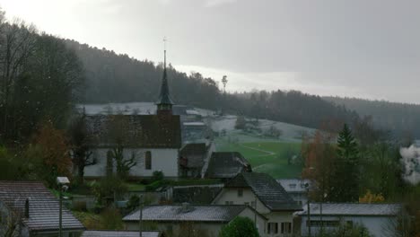 Der-Schnee-Fällt-Langsam-Von-Der-Kirche-Und-Anderen-Häusern-Im-Dorf-Cavergno-Herunter