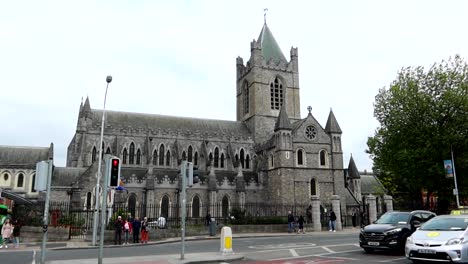 Vista-De-La-Calle-De-La-Fachada-De-La-Catedral-De-La-Iglesia-De-Cristo-En-Dublín
