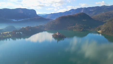 Atemberaubendes-4K-Luftdrohnenvideo-Fängt-Den-Bleder-See,-Slowenien,-Bei-Sonnenaufgang-Ein