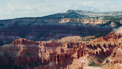 Toma-Aérea-Inclinada-De-Formaciones-Rocosas-En-Bryce-Canyon,-Día-Soleado-En-Utah,-Estados-Unidos