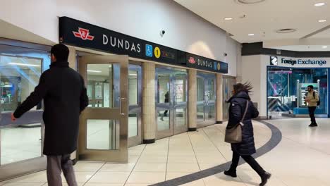 Entrada-Del-Metro-Dundas-Underground-TTC-Desde-Eaton-Centre-Mall---Toronto-Transit