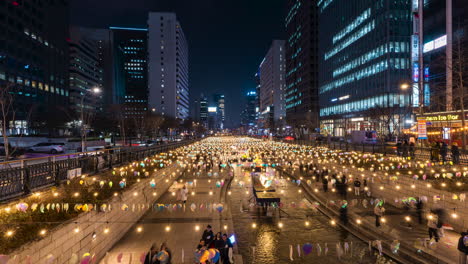 Menschen,-Die-Während-Des-Nächtlichen-Weihnachtslaternenfestivals-Am-Cheonggyecheon-Bach-Vorbeigehen---Zeitraffer