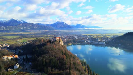 Atemberaubendes-4K-Luftdrohnenvideo-Fängt-Den-Bleder-See,-Slowenien,-Bei-Sonnenaufgang-Ein