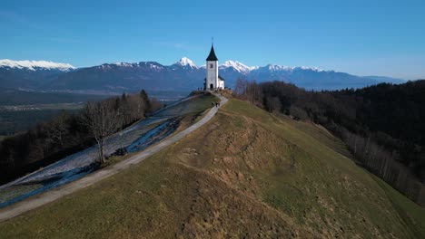 Drone-Delantero-Disparado-Sobre-La-Capilla-De-La-Montaña-En-Los-Alpes-Eslovenos