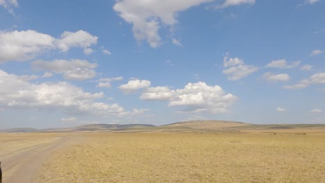 Safarifahrzeug-Fährt-Durch-Ausgedehnte-Pirschfahrten-In-Masai-Mara,-Kenia