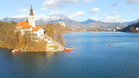 Atemberaubendes-4K-Drohnenvideo-Vom-Bleder-See-In-Slowenien