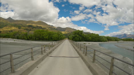 Fahren-Auf-Der-Glenorchy-Paradies-Straßenbrücke-über-Das-Rees-River-Delta-In-Neuseeland