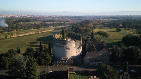 Mausoleo-De-Cecilia-Metella,-Drone-Orbitando-A-Lo-Largo-De-Via-Appia-Antica