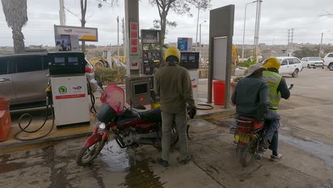 Los-Conductores-Con-Cascos,-Recargando-Combustible-En-La-Gasolinera-De-Narok,-Kenia