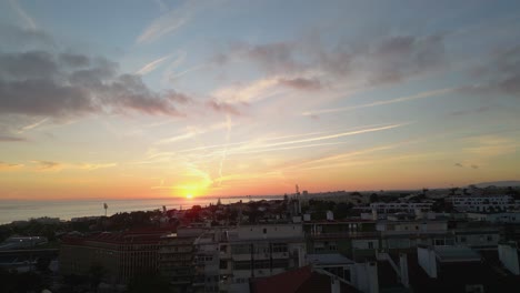 Erstaunlicher-Luftsonnenuntergang-Der-Sonnenstrahlen-über-Dem-Lissabonner-Stadtbild