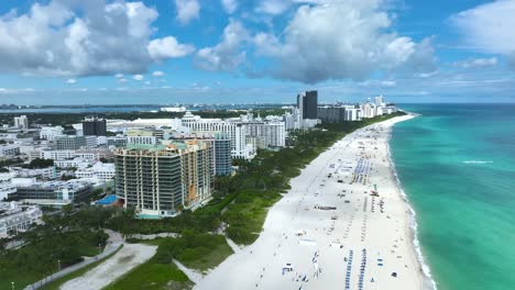 Exquisite-aerial-drone-shot-of-a-sandy-beach-in-Miami,-USA,-cloudy-day