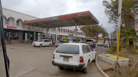 Vehículo-Saliendo-De-La-Estación-De-Gasolina-Después-De-Repostar-En-Narok,-Kenia