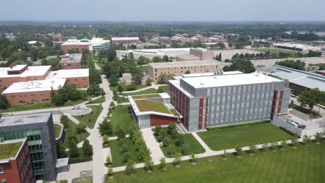 Facultad-De-Educación-Y-Servicios-Humanos-Y-Edificio-De-Biociencias,-Universidad-Central-De-Michigan,-Monte