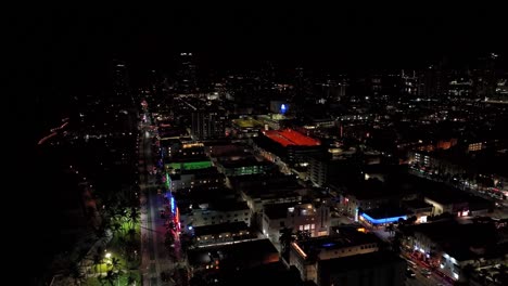 Andeutende-Nächtliche-Luftaufnahmen-Von-Drohnen-Aus-Miami,-USA:-Langsam-Rotierende-Bewegung,-Die-Die-Schlafende-Stadt-Mit-Gebäuden,-Straßen,-Wolkenkratzern-Und-Farbigen-Lichtern-Zeigt