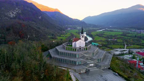 Imágenes-Aéreas-De-Drones-En-4k-Capturan-La-Majestuosa-Iglesia-De-San-Antonio,-Kobarid,-Eslovenia