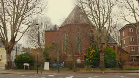 Vista-Exterior-De-La-Iglesia-De-San-Pedro-En-La-Zona-De-Fulham-En-Londres,-Inglaterra